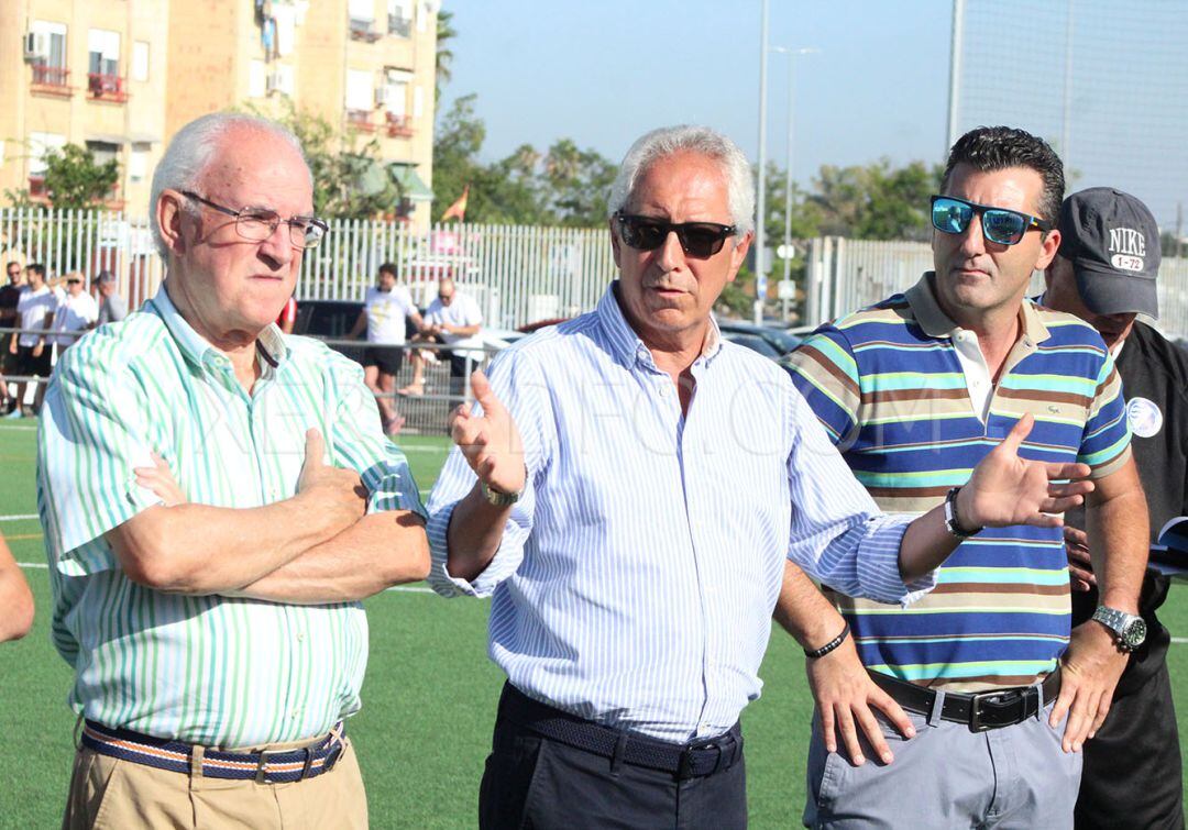 El presidente del Xerez DFC, Rafael Coca, junto a dos directivos del club. 
