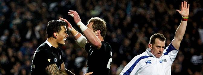 Sonny Bill Williams se abraza con Jimmy Cowan durante el partido ante Japón