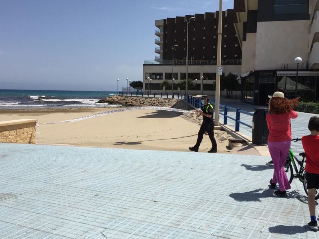 La playa del Postiguet cuenta con varios hoteles en su entorno que siguen cerrados.