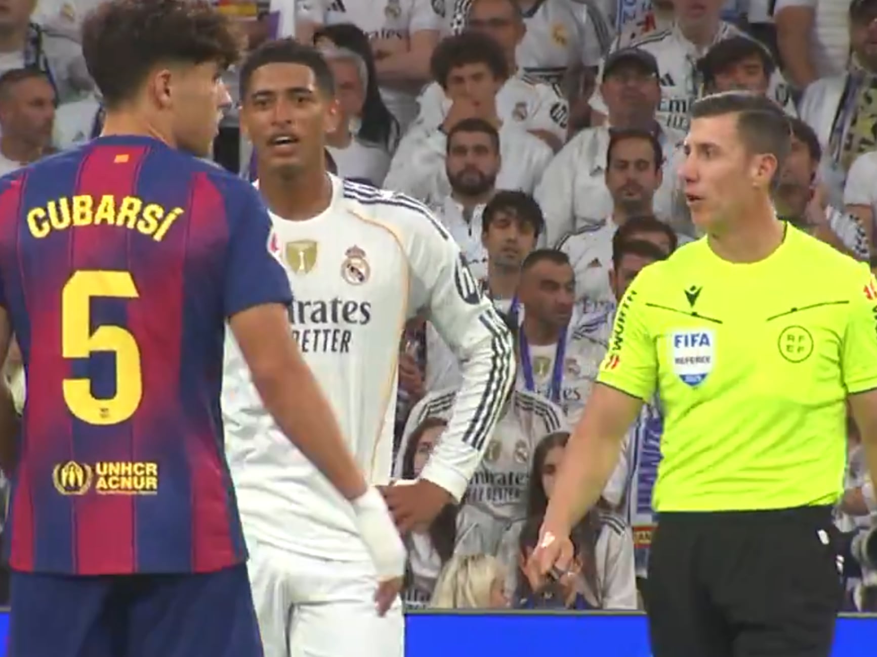 Bellingham conversa con Soto Grado durante el Clásico