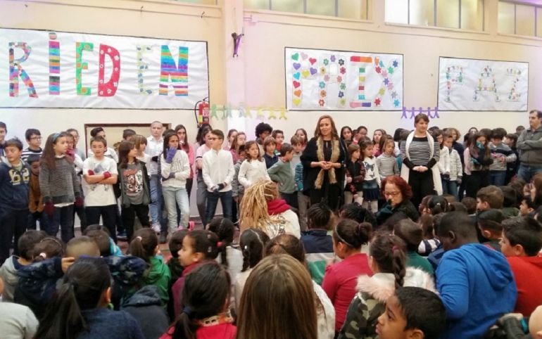 La consejera de Educación, Mayte Pérez, asiste a la celebración del Día de la Paz en el CEIP Ramiro Solans