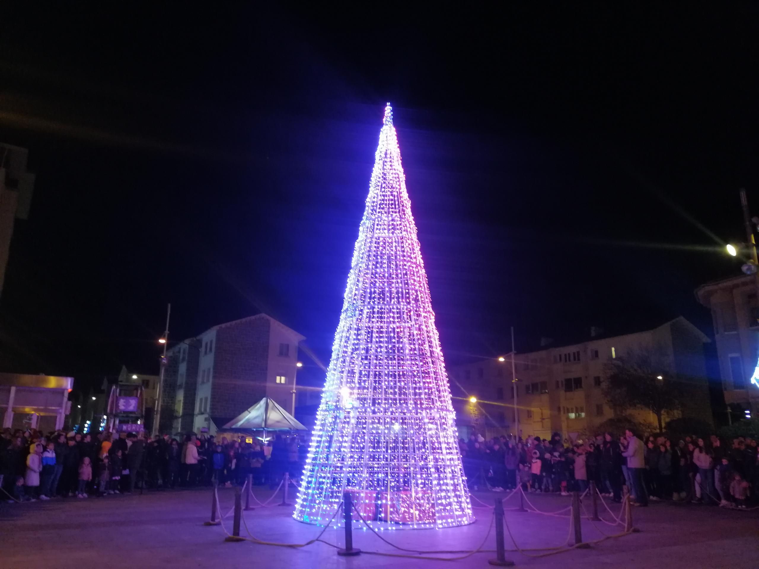 La gran novedad de este año es el gran cono luminoso instalado en la plaza Biscós