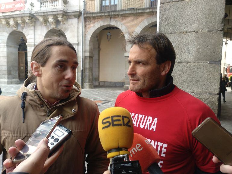 Alejandro Morales, a la izquierda