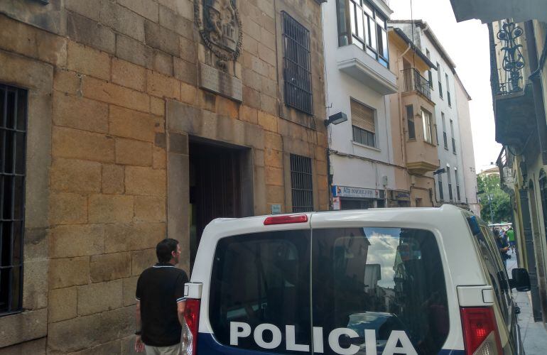 Agentes del Cuerpo Nacional de Policia ante la puerta del consistorio
