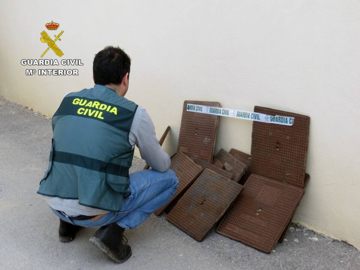 Detenidas dos personas dedicadas presuntamente a la sustracción de tapas de alcantarillado en Los Alcázares