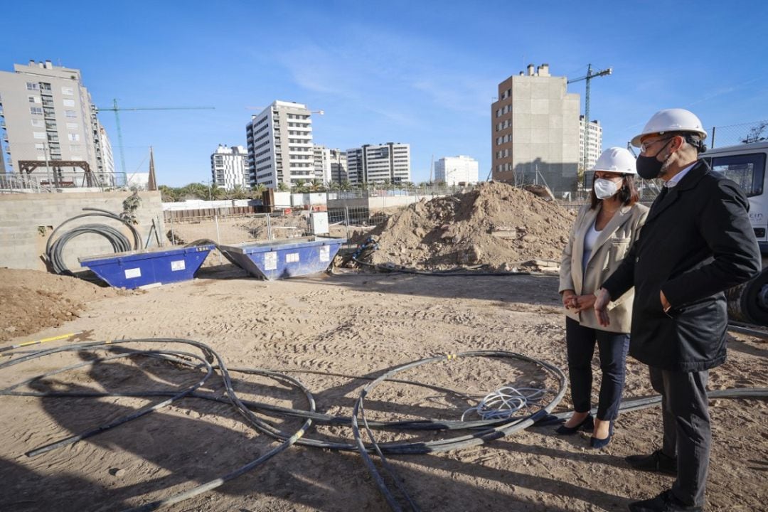 Las vicealcaldesa y concejala de Ordenación Urbana del Ayuntamiento de València, Sandra Gómez visita las obras del primer eidificio que construye AUMSA en la zona de Moreras