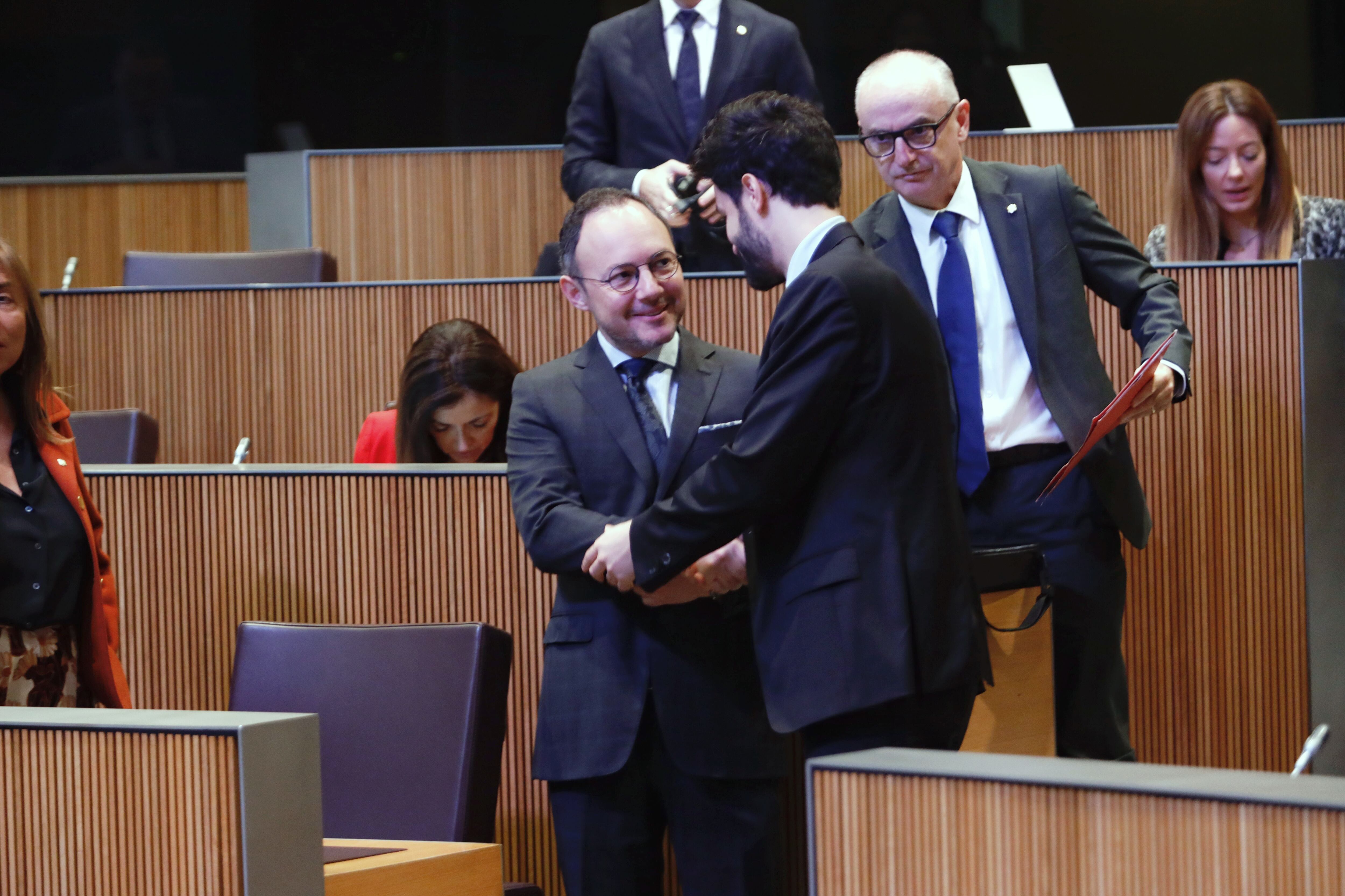 Xavier Espot saluda Cerni Escalé en una de les pauses del debat monogràfic sobre habitatge celebrat aquest dijous al Consell General a demanda del grup de Concòrdia.