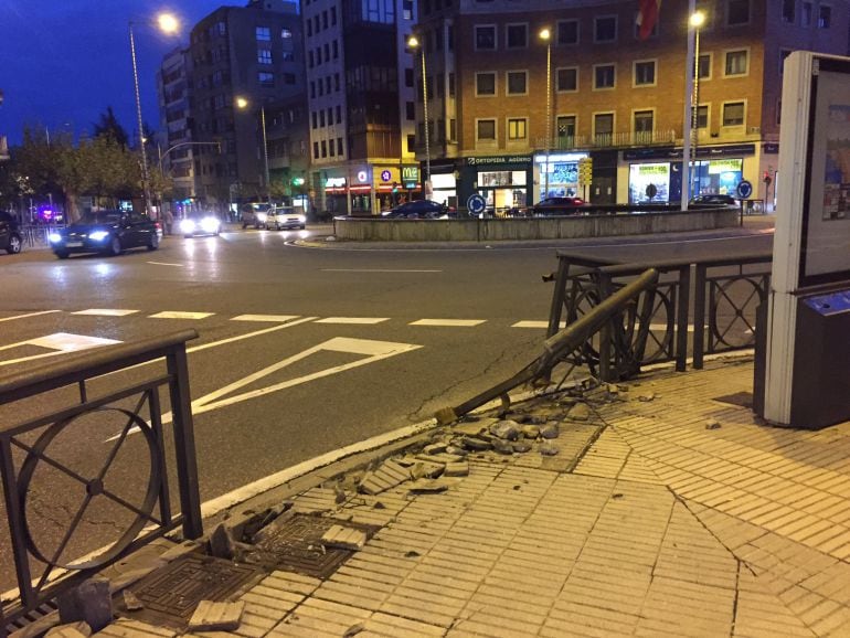 Imagen del estado en el que ha quedado el pavimento y la valla de la Plaza de España de la capital palentina.