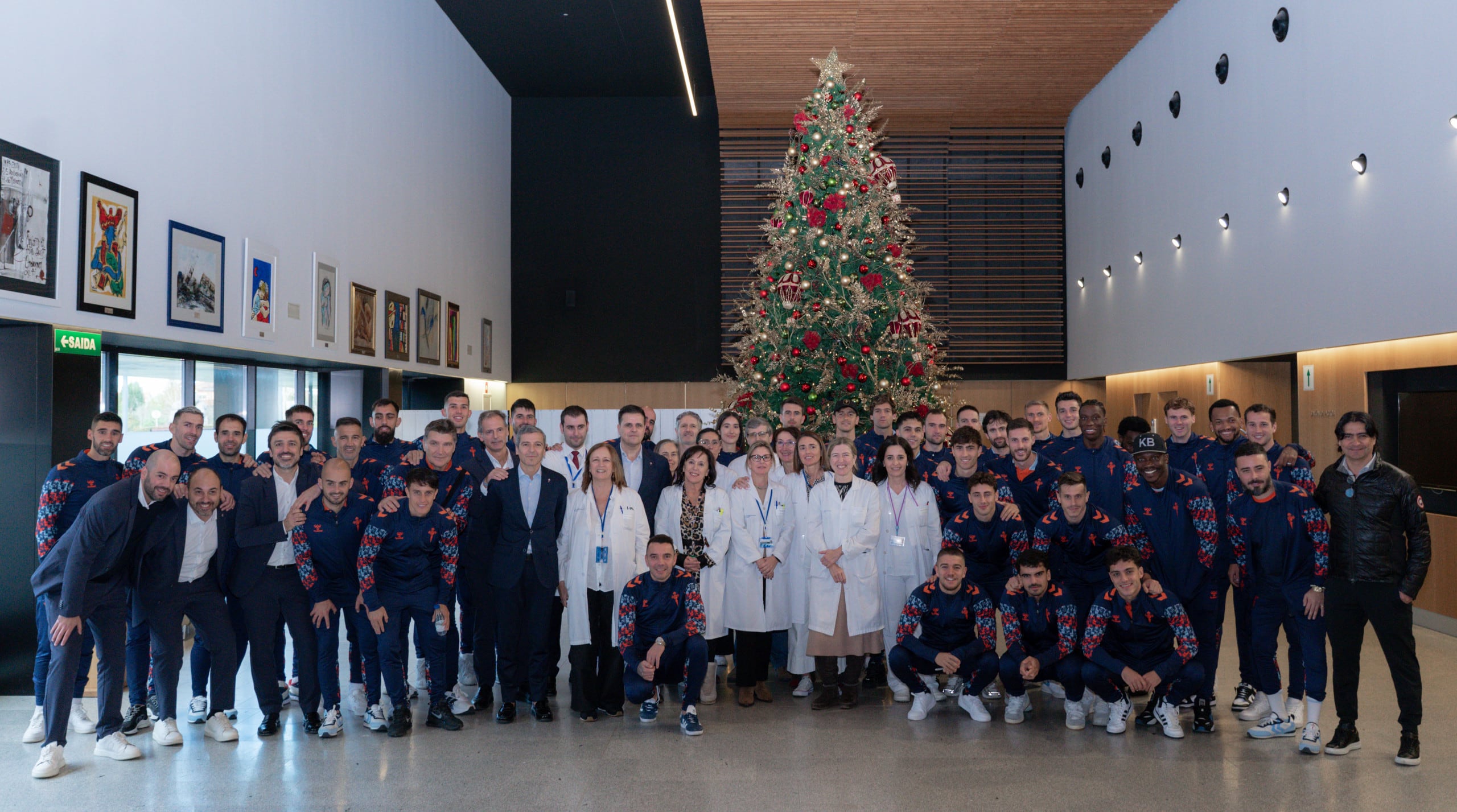 Visita de los jugadores del Celta al hospital Álvaro Cunqueiro