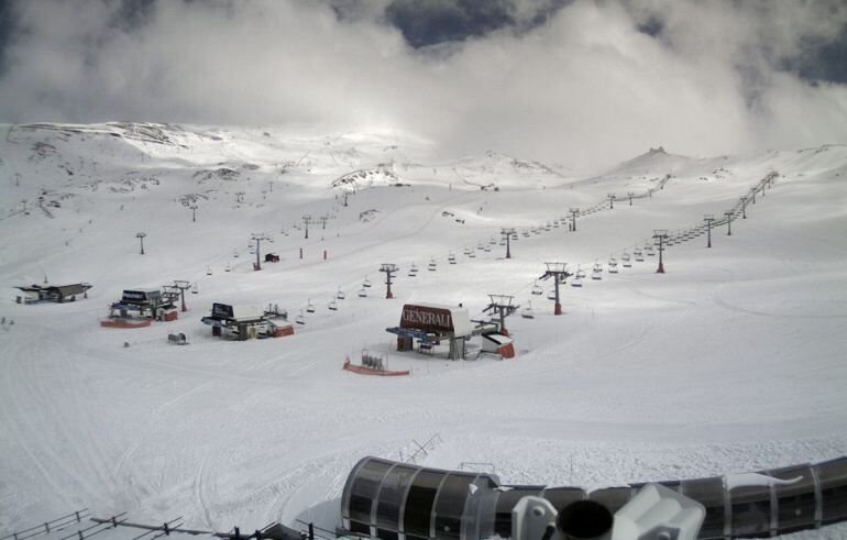 Aspecto de la zona de Borreguiles en la estación de esquí de Sierra Nevada(Granada) tras la nevada del 20 de abril