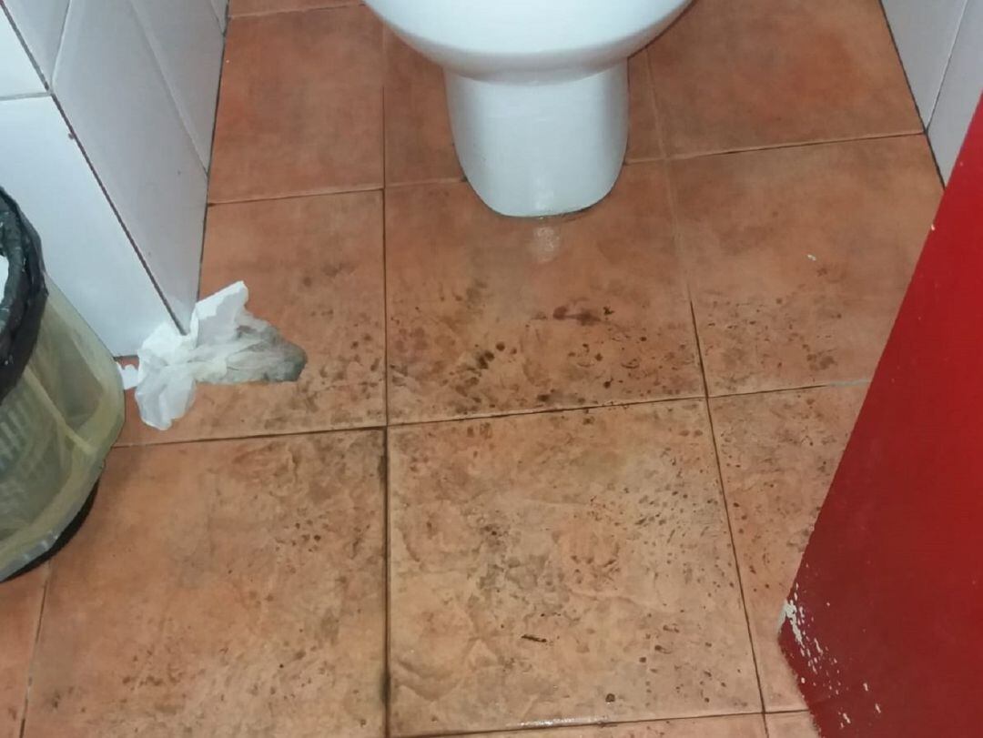 Estado que presentan algunos domingos los baños de las Reales Carnicerías