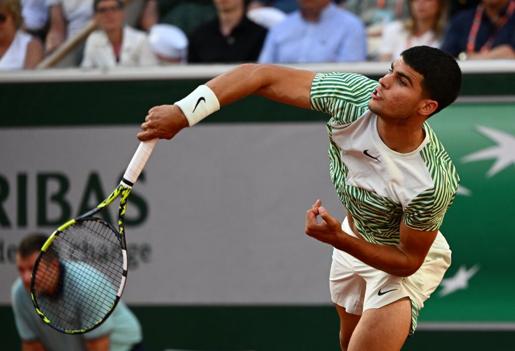 Carlos Alcaraz golpea una bola en Roland Garros.