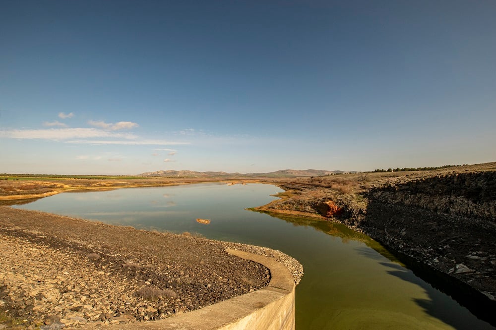 El embalse Vega del Jabalón, que abastece al Campo de Calatrava, prácticamente vacío