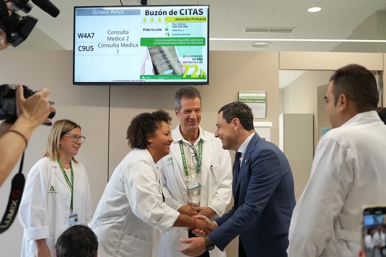 El presidente de la Junta de Andalucía, Juanma Moreno, ha inaugurado el nuevo centro de salud de Piedras Redondas.