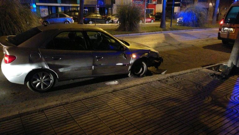 Un conductor bebido chocó contra un árbol en la avenida María Auxiliadora