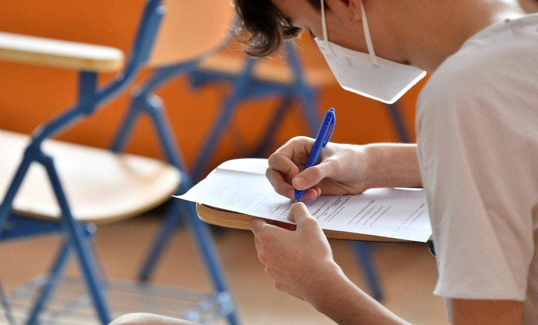 Imagen de archivo de un alumno en una clase de un centro educativo