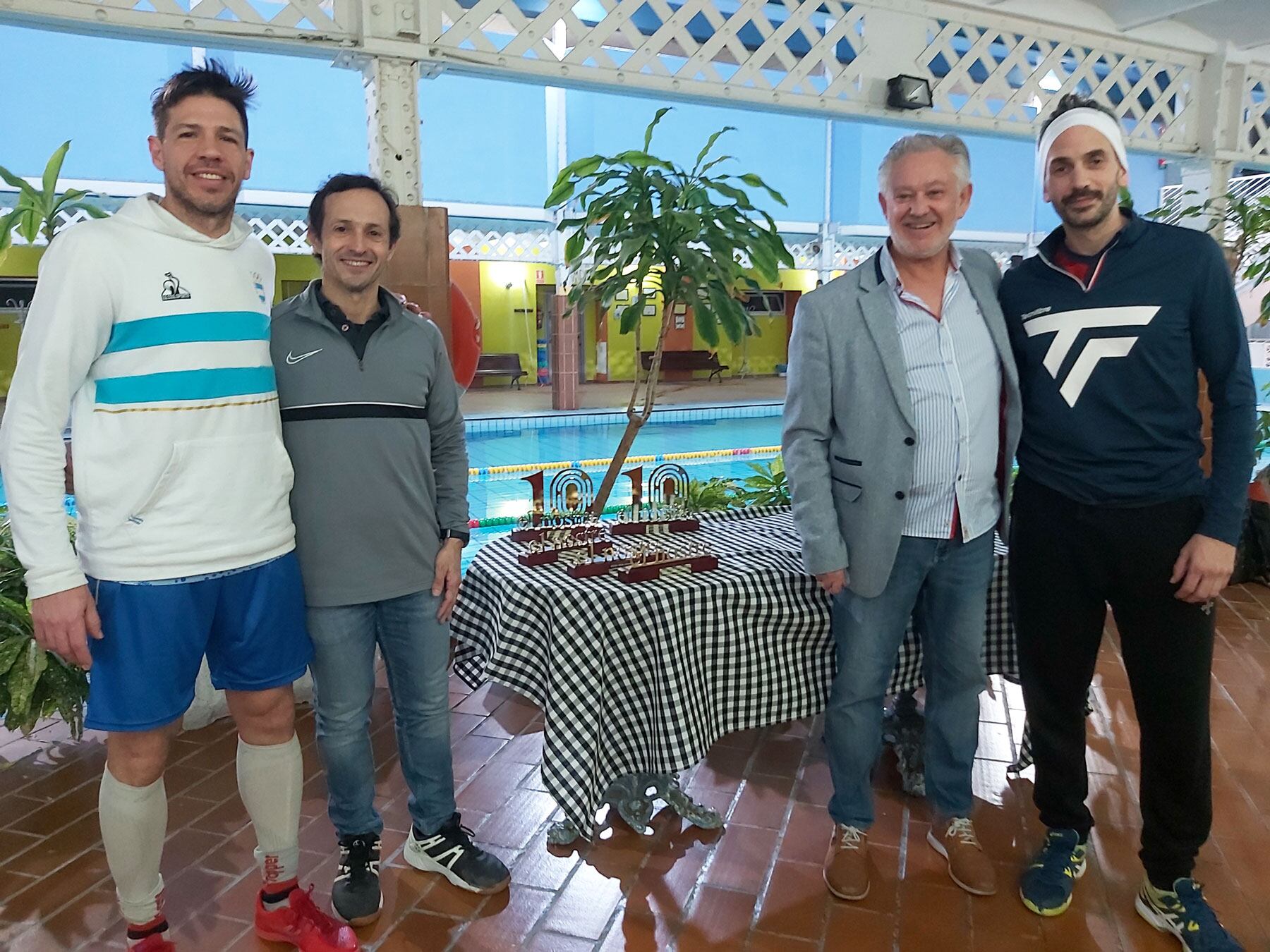 Julio Latorre, organizador, y Vicente Cerdá, coordinador, con los dos finalistas absolutos, el argentino Robertino Pezzota y el castellonense Álex Garbí