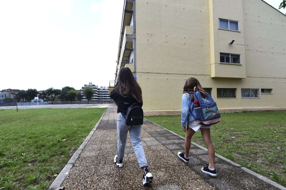 Varios alumnos acuden al CEIP. R.Macías Picavea