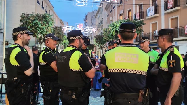 Imagen de archivo de la Policía Local de Elda durante las fiestas de Moros y Cristianos