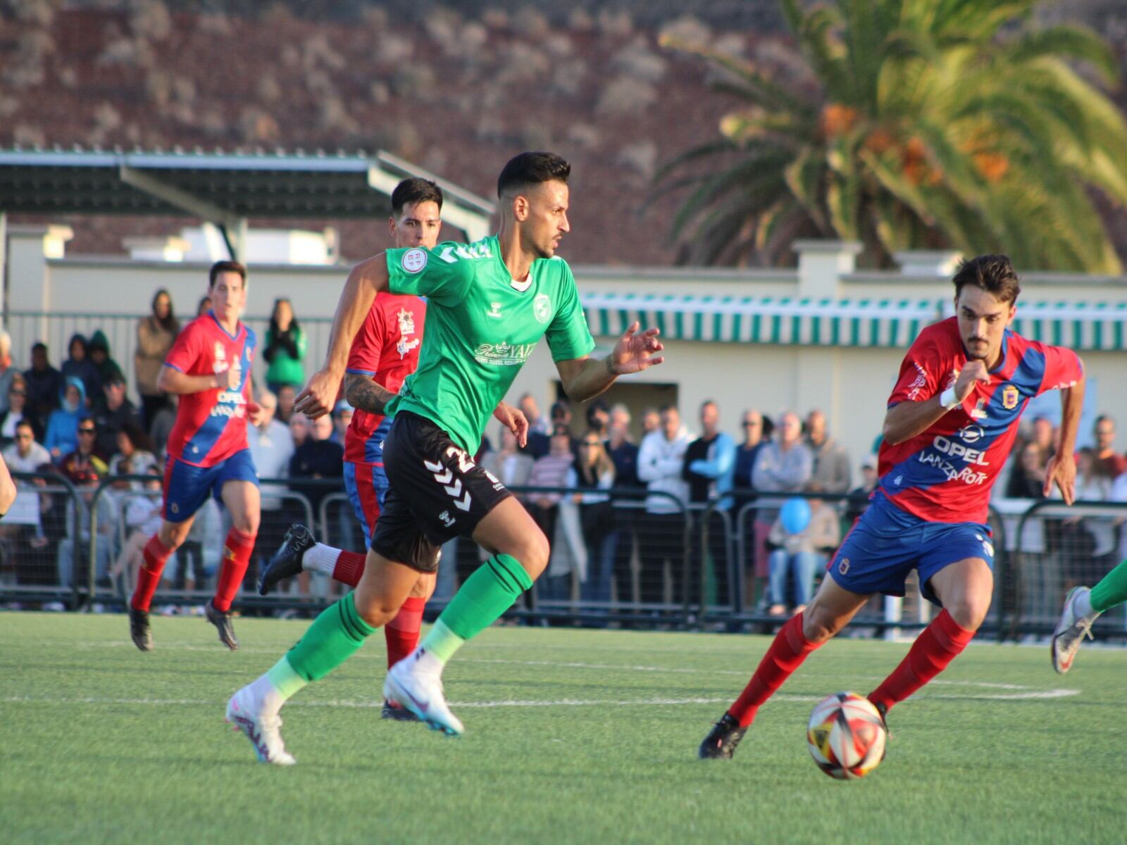 Una de las jugadas del derbi conejero entre Unión Sur Yaiza y UD Lanzarote.