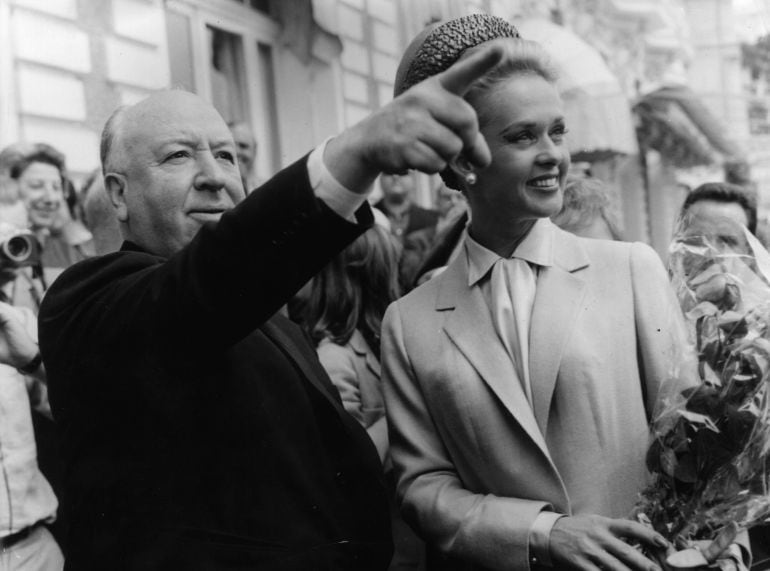 Alfred Hitchcock junto a Tippi Hedren tras la premiere de su thriller &quot;The Birds&quot;