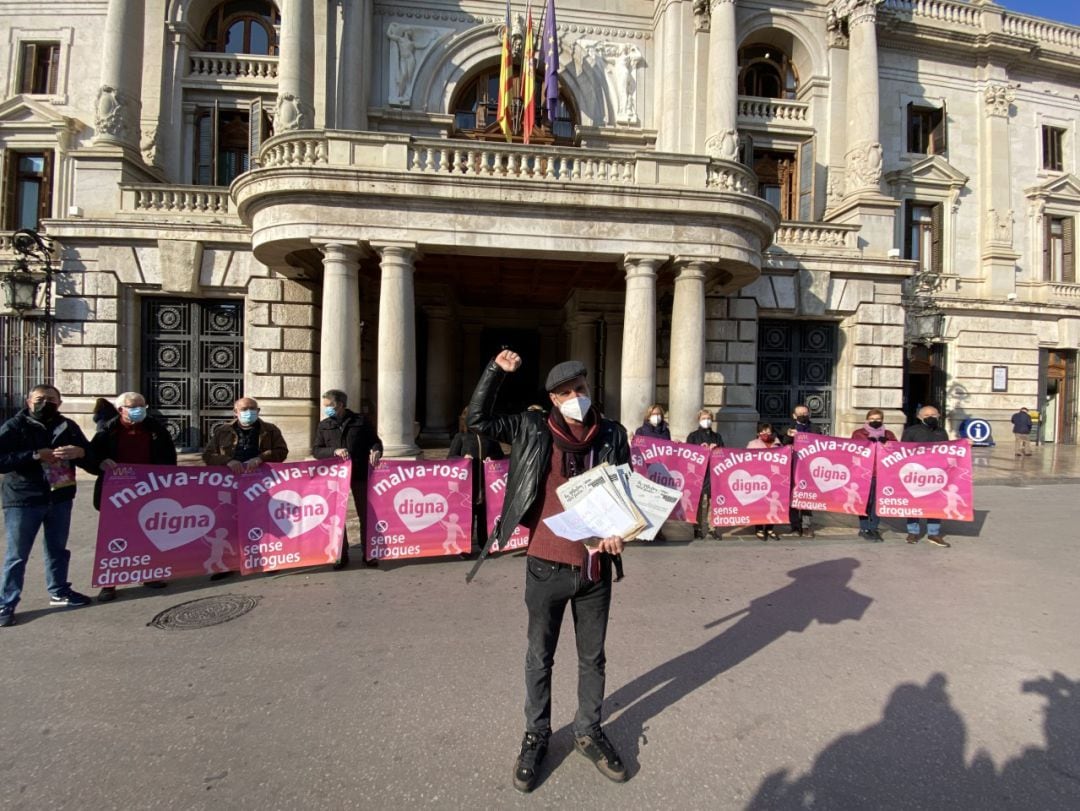 Vecinos de la Malvarrosa entregan cartas pidiendo un barrio digno en el Ayuntamiento de València