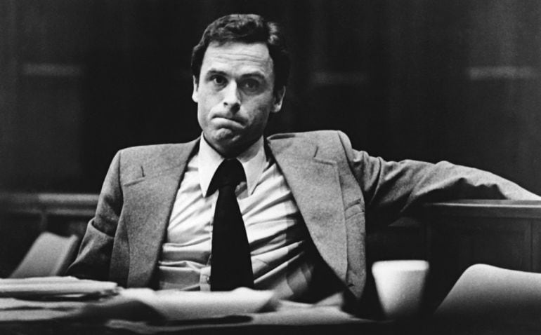 Ted Bundy durante un juicio celebrado el 20 de julio de 1979 por el asesinato de dos chicas en Tallahassee.