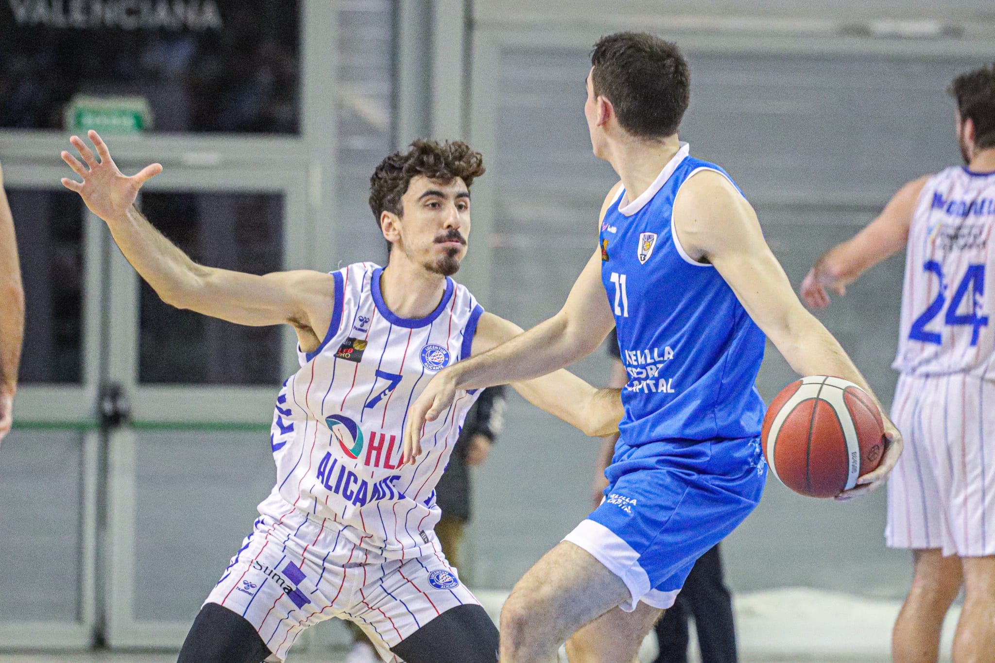 Guillem Arcos intenta robar un balón a un jugador de Melilla