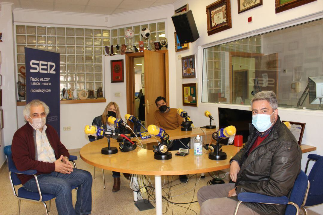 Pablo De Gracia, Josep Alzamora, Vanessa Moltó y Diego Ortiz en el estudio central de Radio Alcoy
