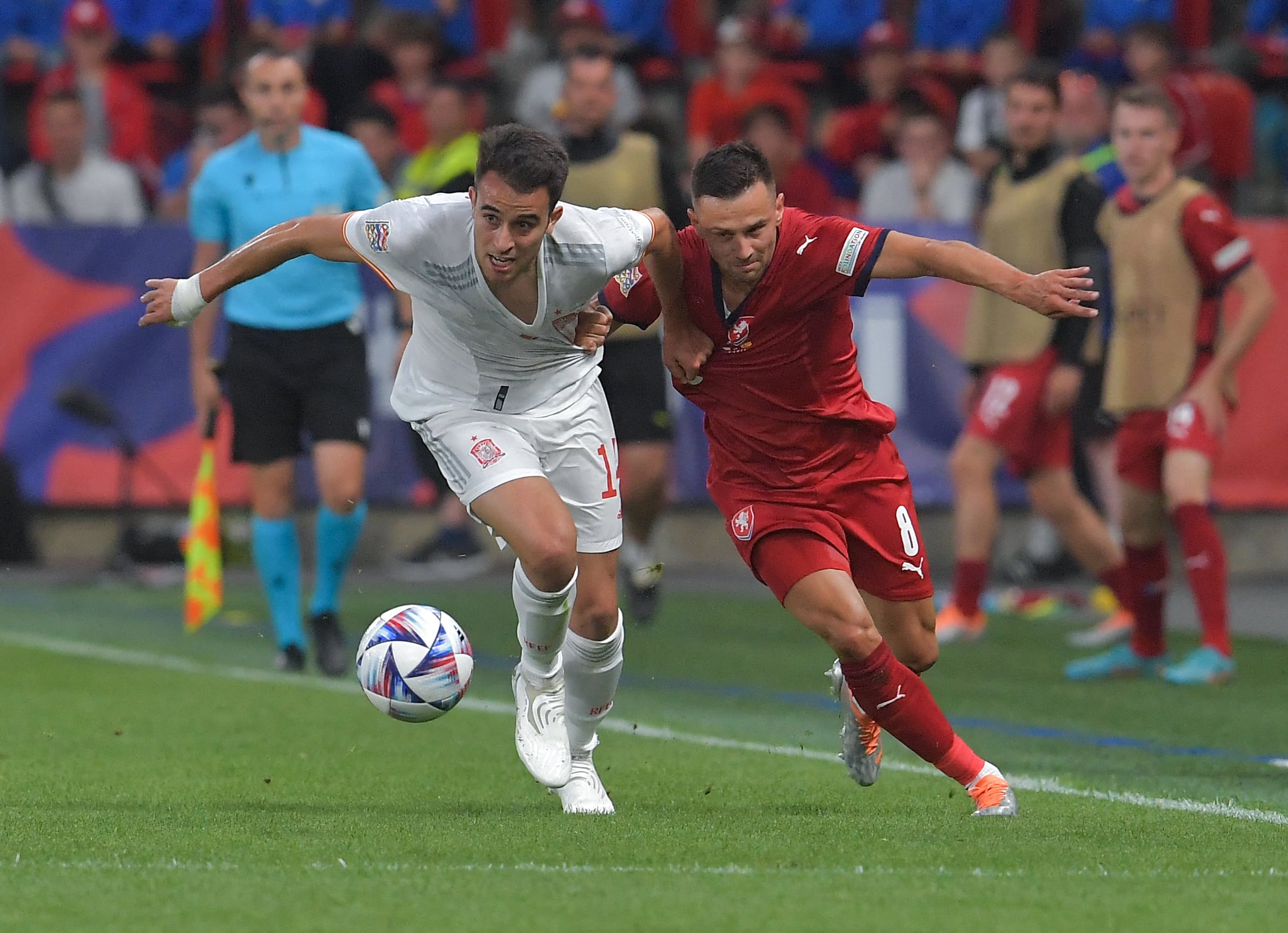 Eric Garcia forcejeando junto a Jakub Pesek, autor el 1-0 de la República Checa