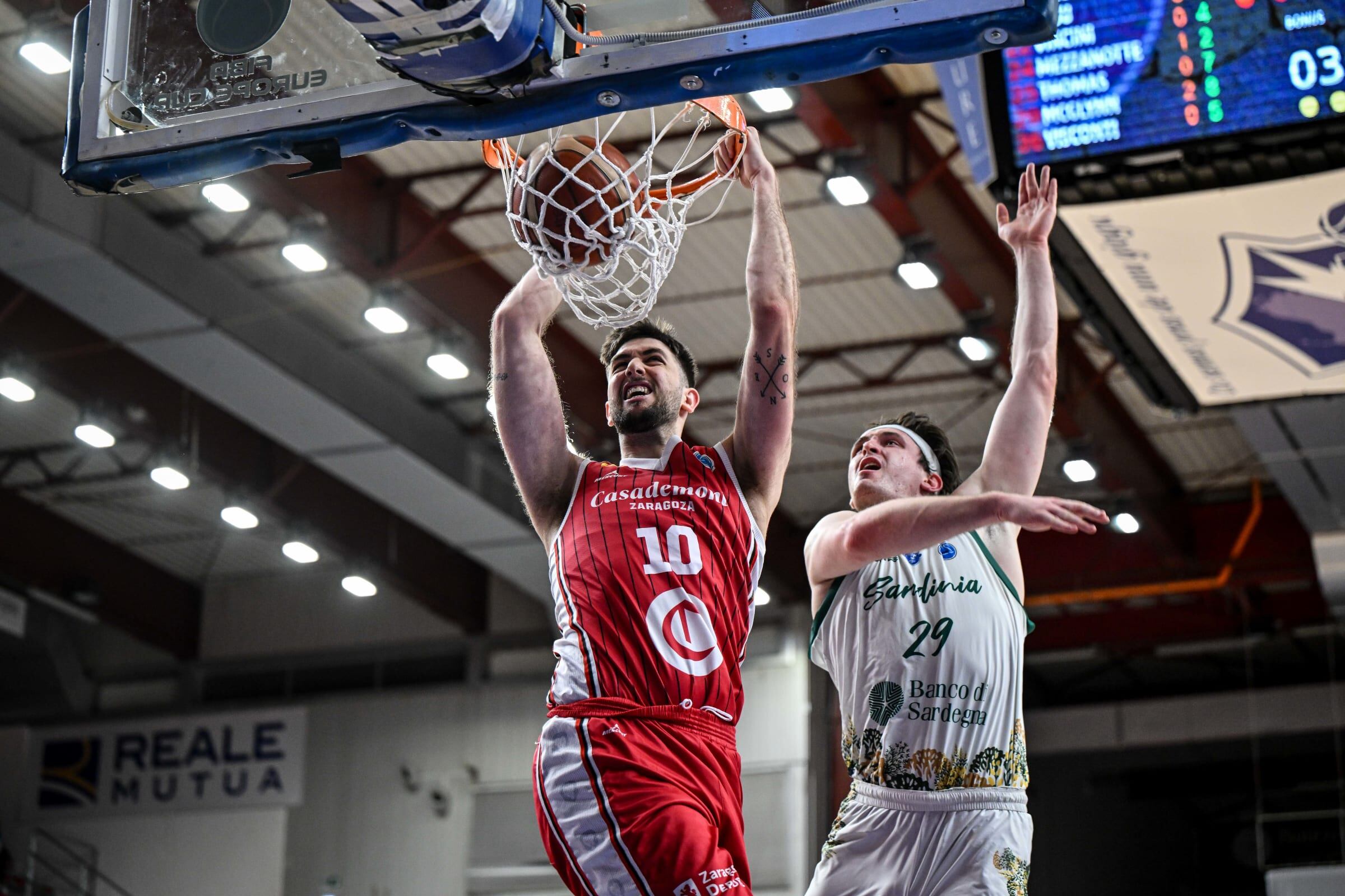 Jaime Fernández machaca el aro rival