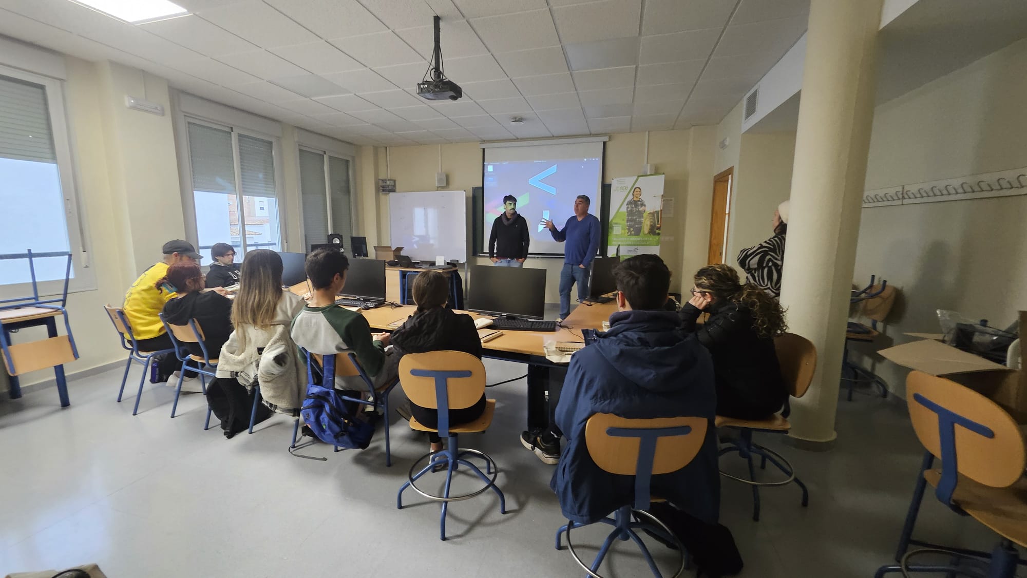 Momento de la presentación por el profesor Isicio Cruz