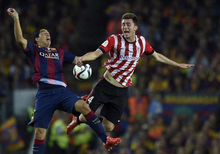 Barcelona&#039;s Uruguayan forward Luis Suarez (L) vies with Athletic Bilbao&#039;s French defender Aymeric Laporte (R) during the Spanish Copa del Rey (King&#039;s Cup) final football match Athletic Club Bilbao vs FC Barcelona at the Camp Nou stadium in Barcelona on May 30, 2015. AFP PHOTO/ LLUIS GENE