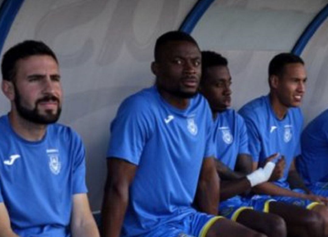 Carlos Makiadi durante uno de los encuentros de la Arandina en el banquillo blanquiazul.