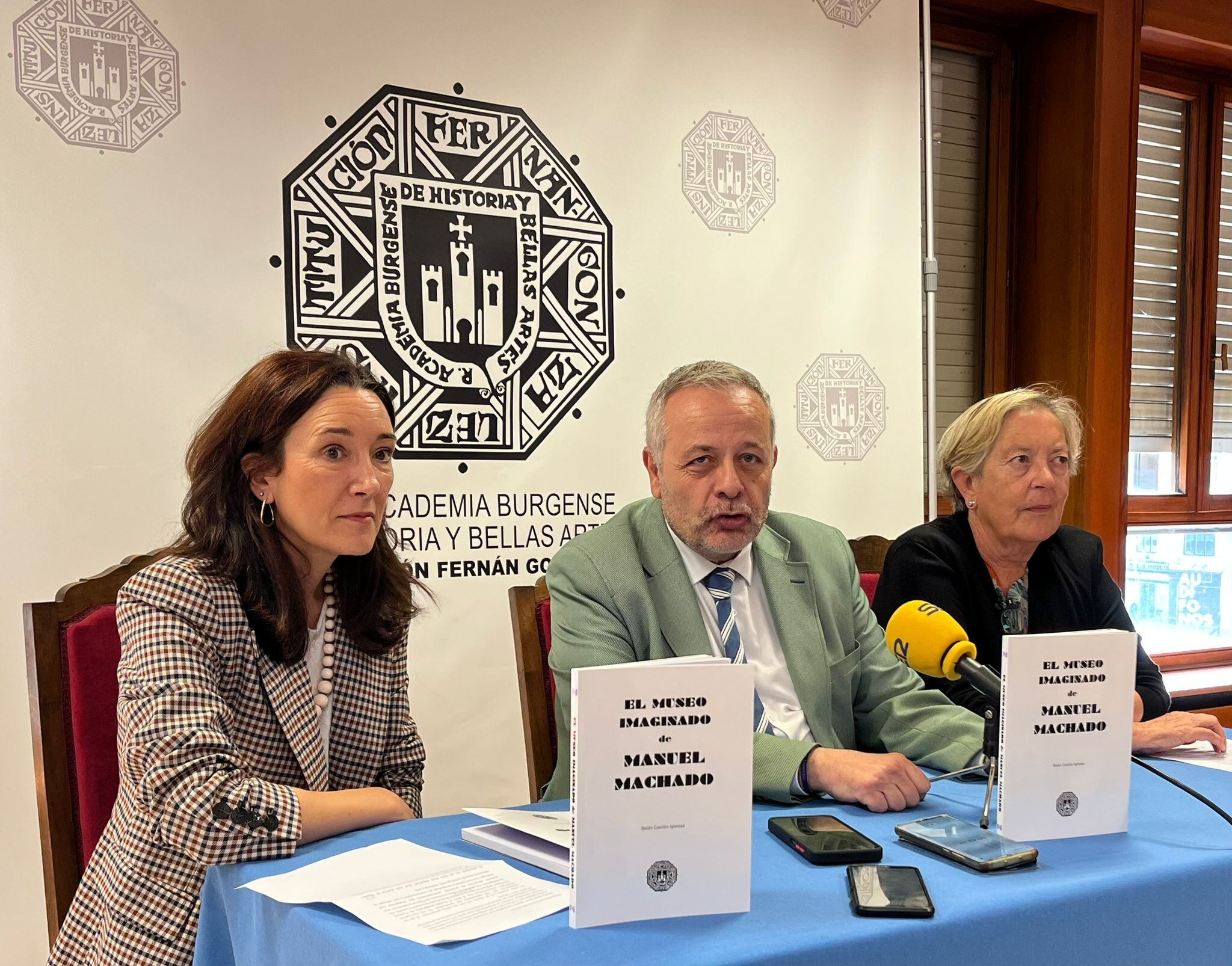 El director de la Institución Fernán González, René Jesús Payo, con la autora del libro, Belén Castillo (dcha) y Laura Sebastián, directora de Fundación Círculo