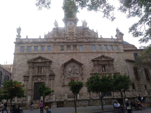 La iglesia de los Santos Juanes vista desde la acera de La Lonja