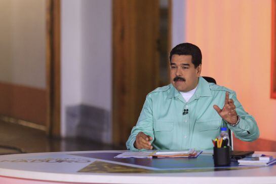 Venezuela&#039;s President Nicolas Maduro speaks during his weekly broadcast &quot;en contacto con Maduro&quot; (In contact with Maduro) in Caracas, in this April 14, 2015 handout picture provided by Miraflores Palace. REUTERS/Miraflores Palace/Handout via Reuters ATTEN