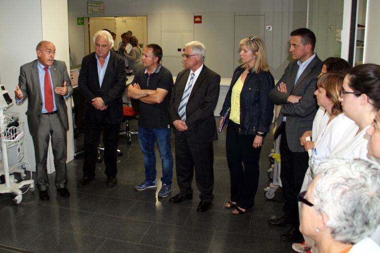 El conseller de Salut amb l'equip de pediatria de l'Hospital d'Olot que va detectar el cas de diftèria