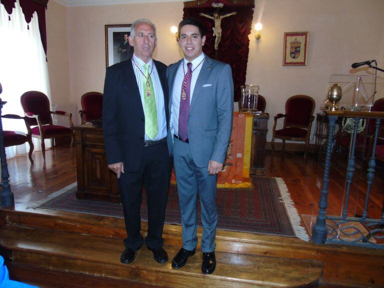 Olegario Ramos, a la izquierda, junto al portavoz socialista Andrés Escobedo.