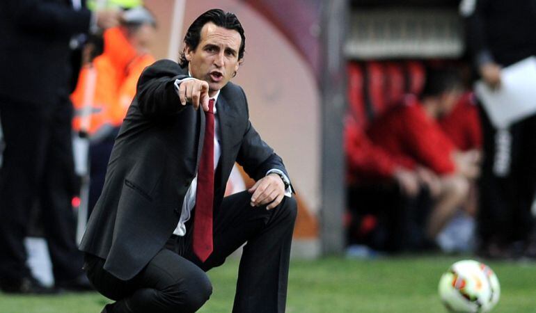 Sevilla's coach Unai Emery gestures during the Spanish league football match Sevilla FC vs Rayo Vallecano de Madrid at the Ramon Sanchez Pizjuan stadium in Sevilla on April 26, 2015. Sevilla won 2-0.  AFP PHOTO/ CRISTINA QUICLER