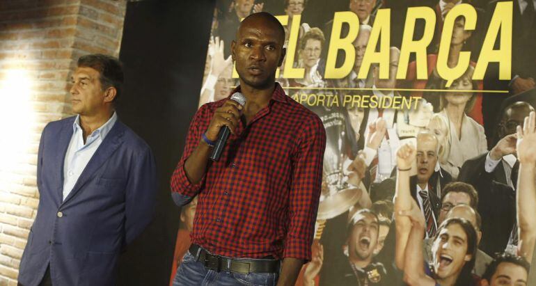 Éric Abidal, junto a Joan Laporta