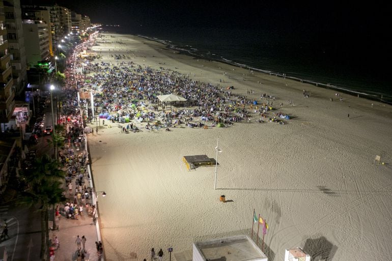 Aspecto de la playa Victoria en las últimas barbacoas del Carranza, año 2016