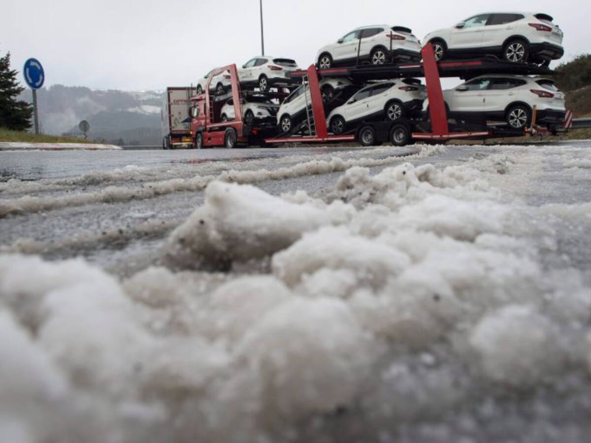 La nieve obliga a realizar un convoy con 16 camiones en la A-67 desde Palencia hacia Cantabria