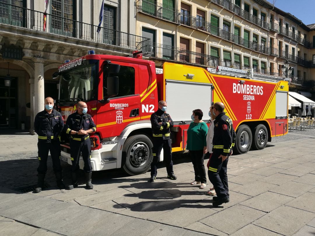 Camión de bomberos en la Plaza Mayor de Segovia. Foto Archivo