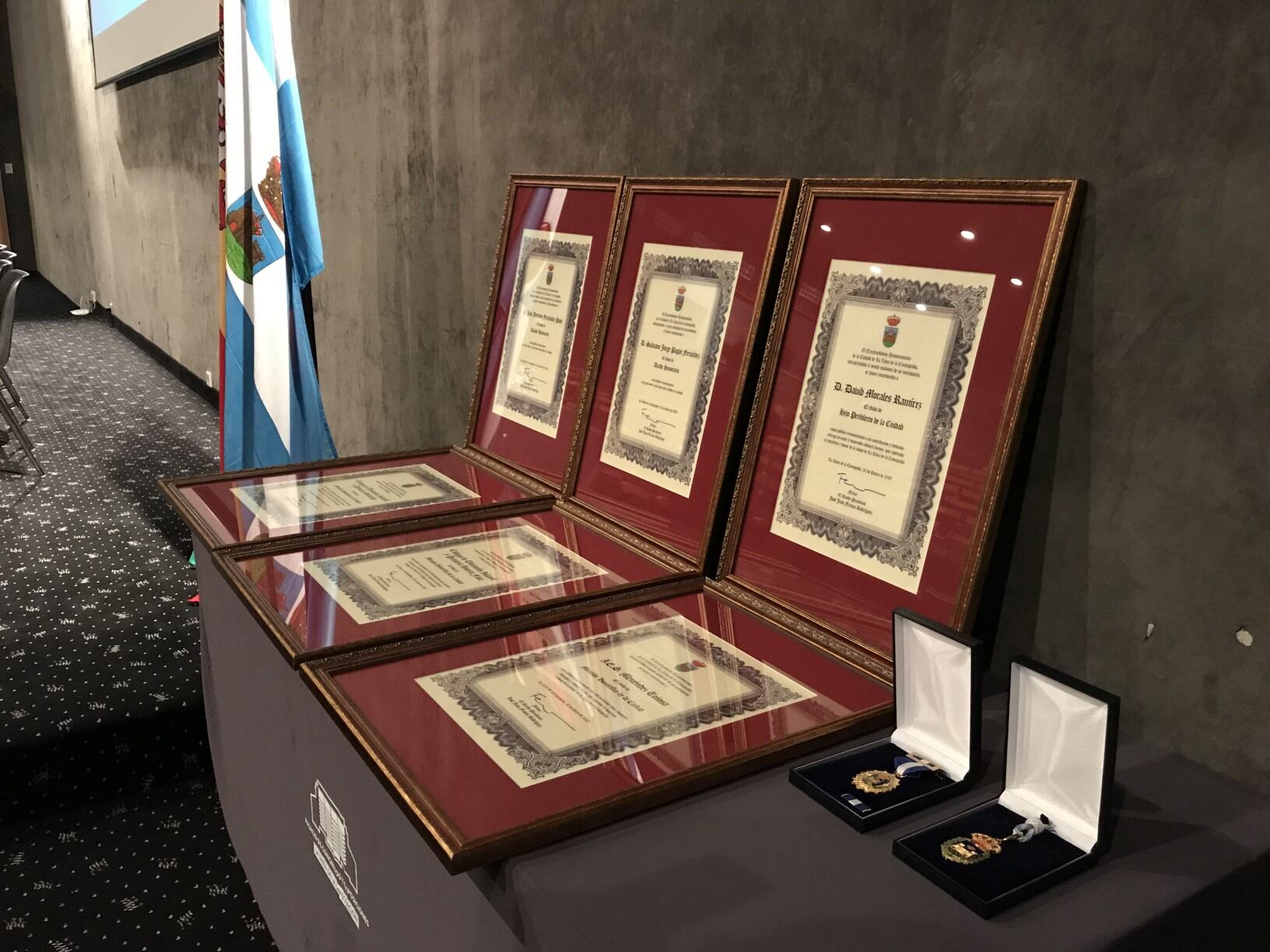 Placas entregadas por el Ayuntamiento
