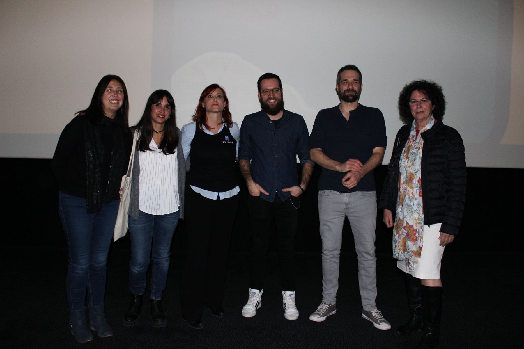 Las concejalas Teresa Sanjuan y María Baca, la directora de Animalcoi, Diana Cortés, los autores del videojuego ambientado en Alcoy y la directora de la EASDAlcoi, Pilar Blasco, en una de las salas de los cines Axion