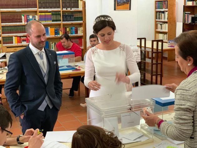 Ricardo Moreno y Elena Sánchez, votando en Dos Torres al salir de la barra libre de su boda.