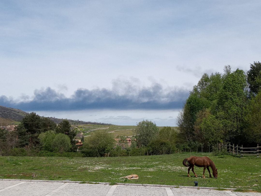 Vista de la columna de humo desde Valsaín (Segovia)