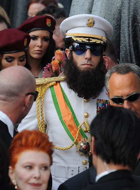 El actor y comediante británico Sacha Baron Cohen la lía en la alfombra roja