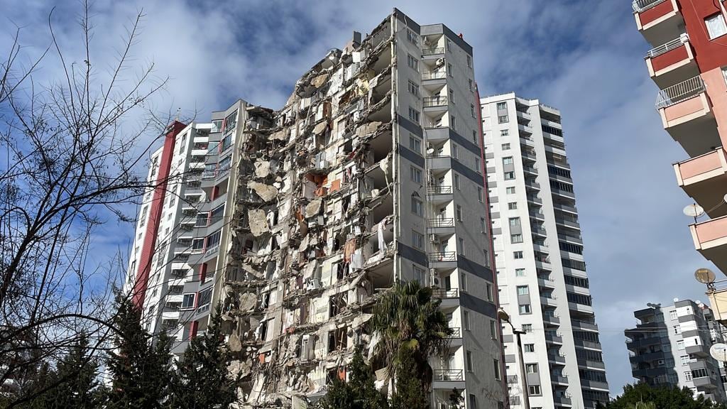 Bloque de viviendas destrozado por el terremoto en Adana (Turquía).